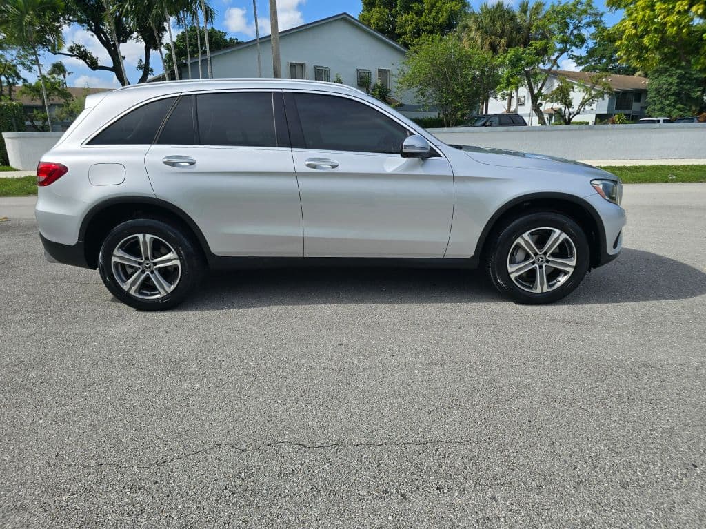 2019 Mercedes-Benz GLC GLC 300 Sport Utility 4D photo 4