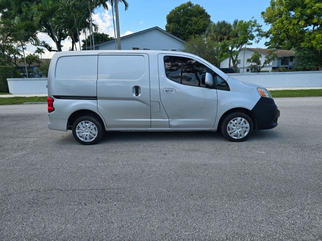 2013 Nissan NV200 SV Van 4D photo 4