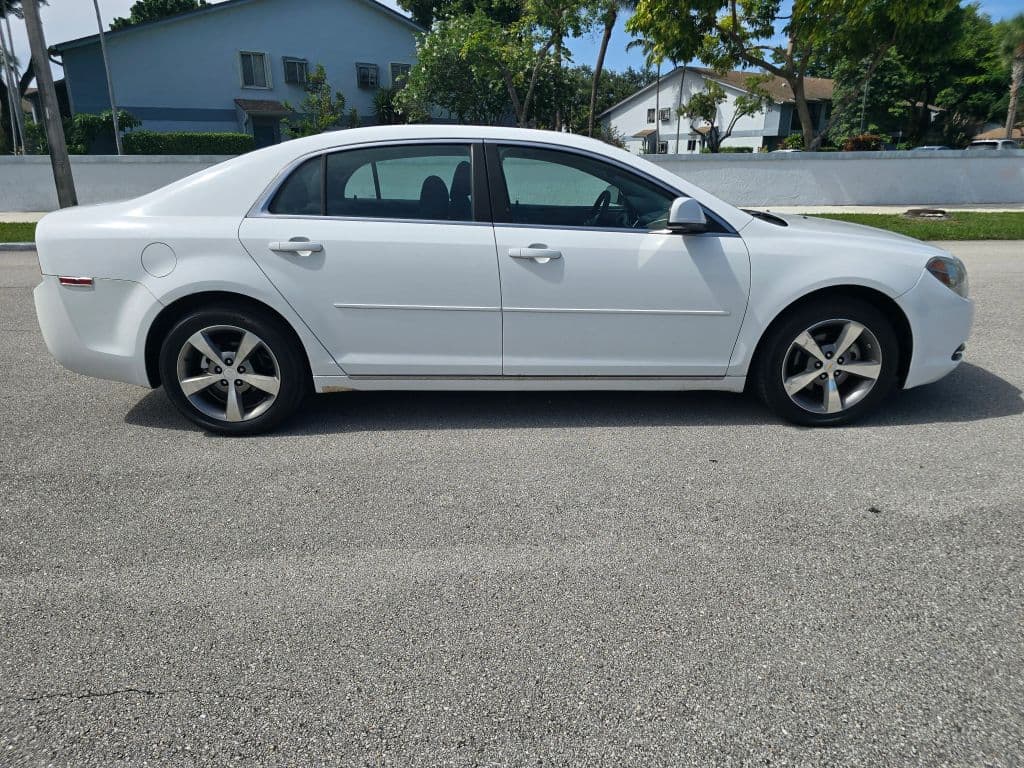 2011 Chevrolet Malibu LT Sedan 4D photo 4