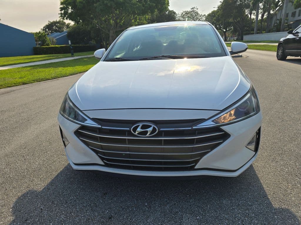 2019 Hyundai Elantra SE Sedan 4D photo 2