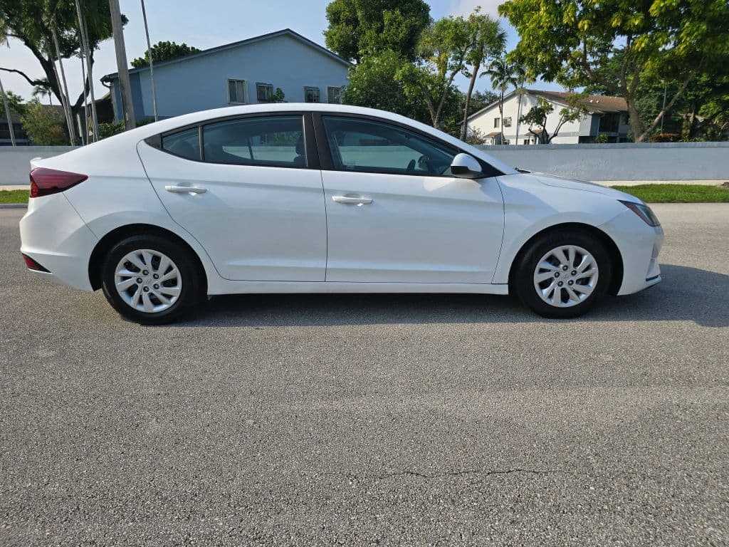 2019 Hyundai Elantra SE Sedan 4D photo 4