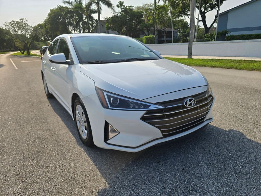 2019 Hyundai Elantra SE Sedan 4D photo 3