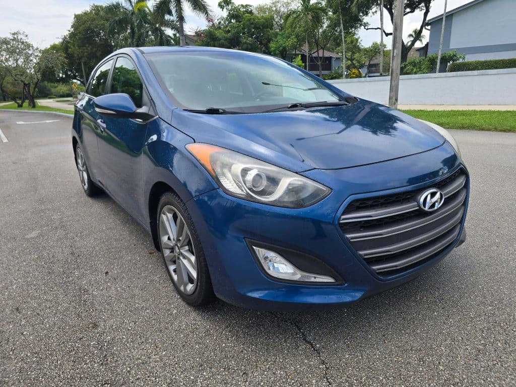 2016 Hyundai Elantra GT Hatchback 4D photo 3
