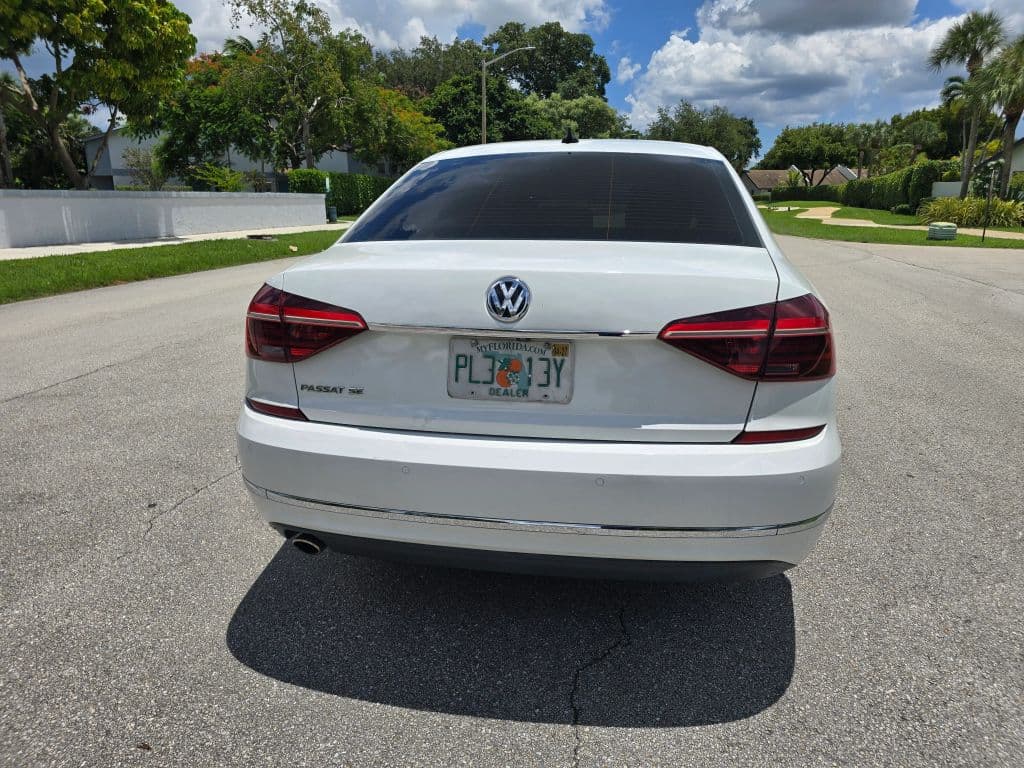 2017 Volkswagen Passat 1.8T SE Sedan 4D photo 6