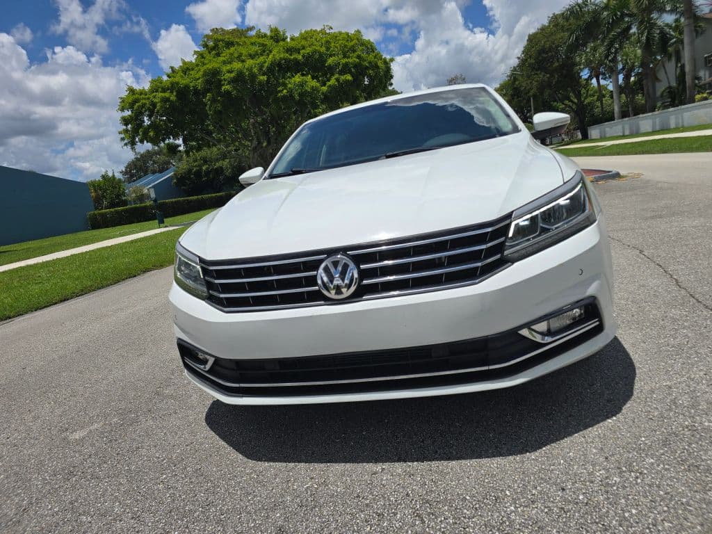 2017 Volkswagen Passat 1.8T SE Sedan 4D photo 2