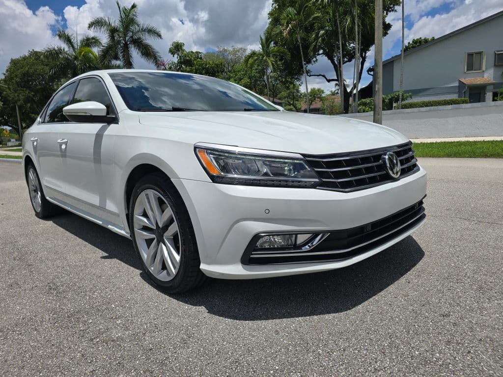 2017 Volkswagen Passat 1.8T SE Sedan 4D photo 3