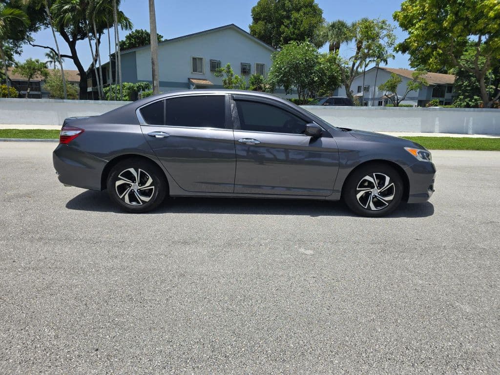 2017 Honda Accord LX Sedan 4D photo 4