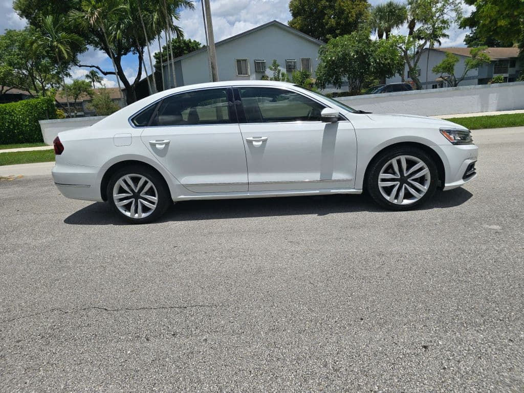 2017 Volkswagen Passat 1.8T SE Sedan 4D photo 4