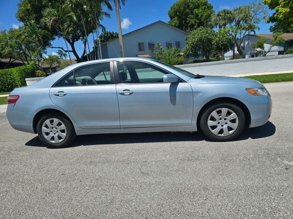 2008 Toyota Camry LE Sedan 4D photo 4