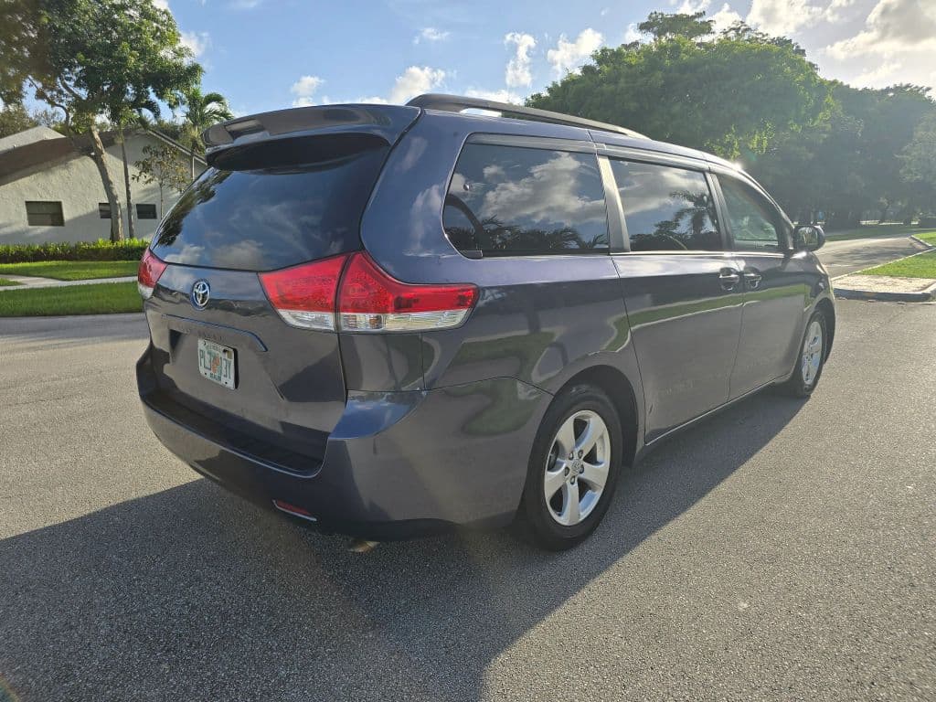 2014 Toyota Sienna LE Minivan 4D photo 5