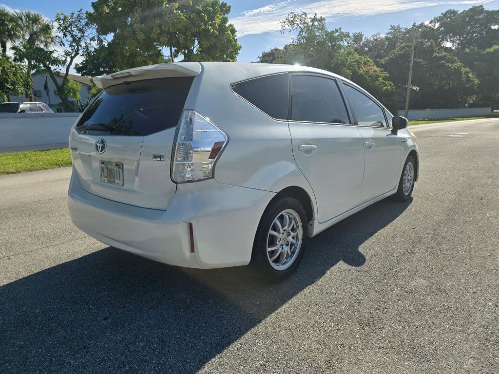 2013 Toyota Prius v Five Wagon 4D photo 5