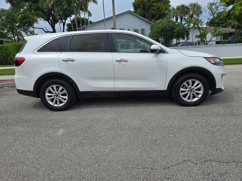 2019 Kia Sorento LX Sport Utility 4D photo 4