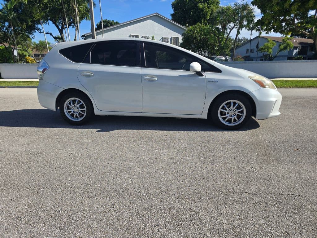 2013 Toyota Prius v Five Wagon 4D photo 4