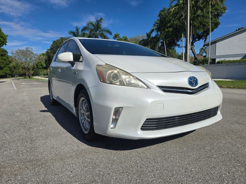 2013 Toyota Prius v Five Wagon 4D photo 3