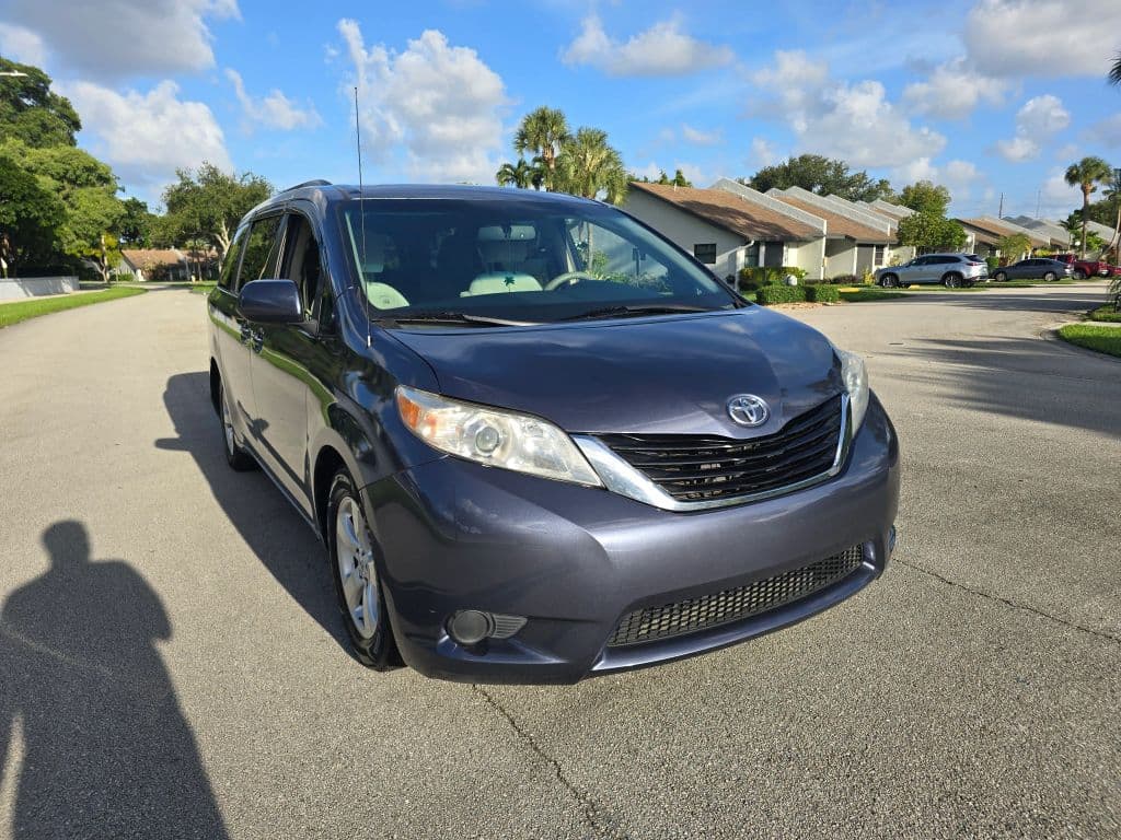 2014 Toyota Sienna LE Minivan 4D photo 3