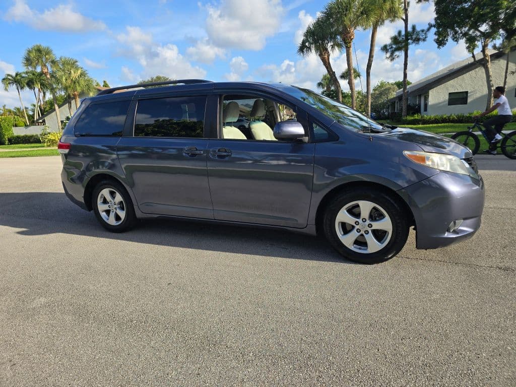2014 Toyota Sienna LE Minivan 4D photo 4