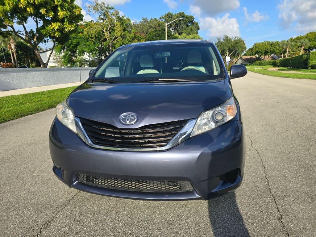 2014 Toyota Sienna LE Minivan 4D photo 2