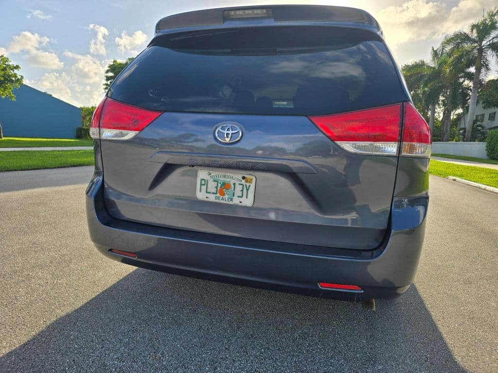 2014 Toyota Sienna LE Minivan 4D photo 6