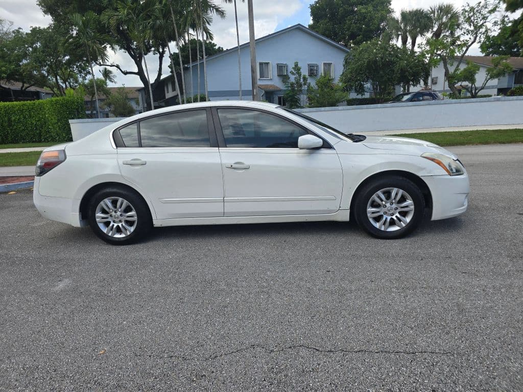 2012 Nissan Altima 2.5 S Sedan 4D photo 4