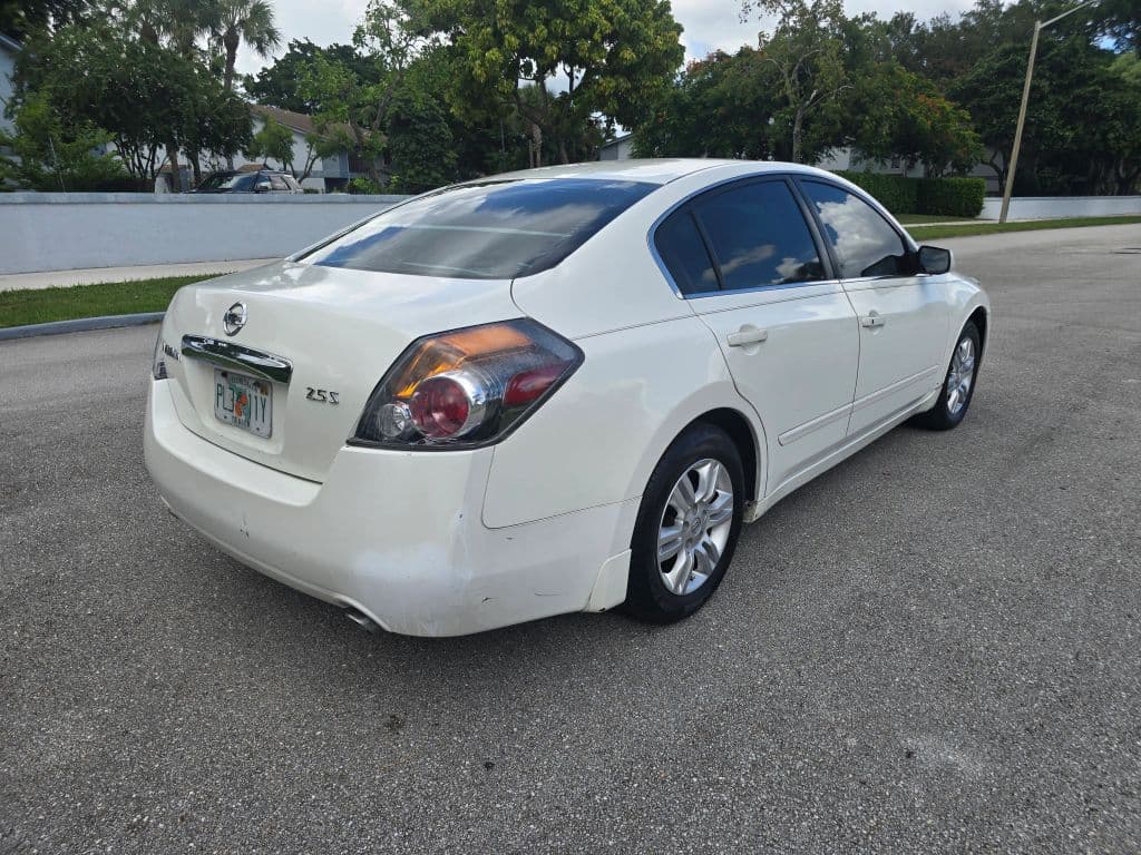 2012 Nissan Altima 2.5 S Sedan 4D photo 5
