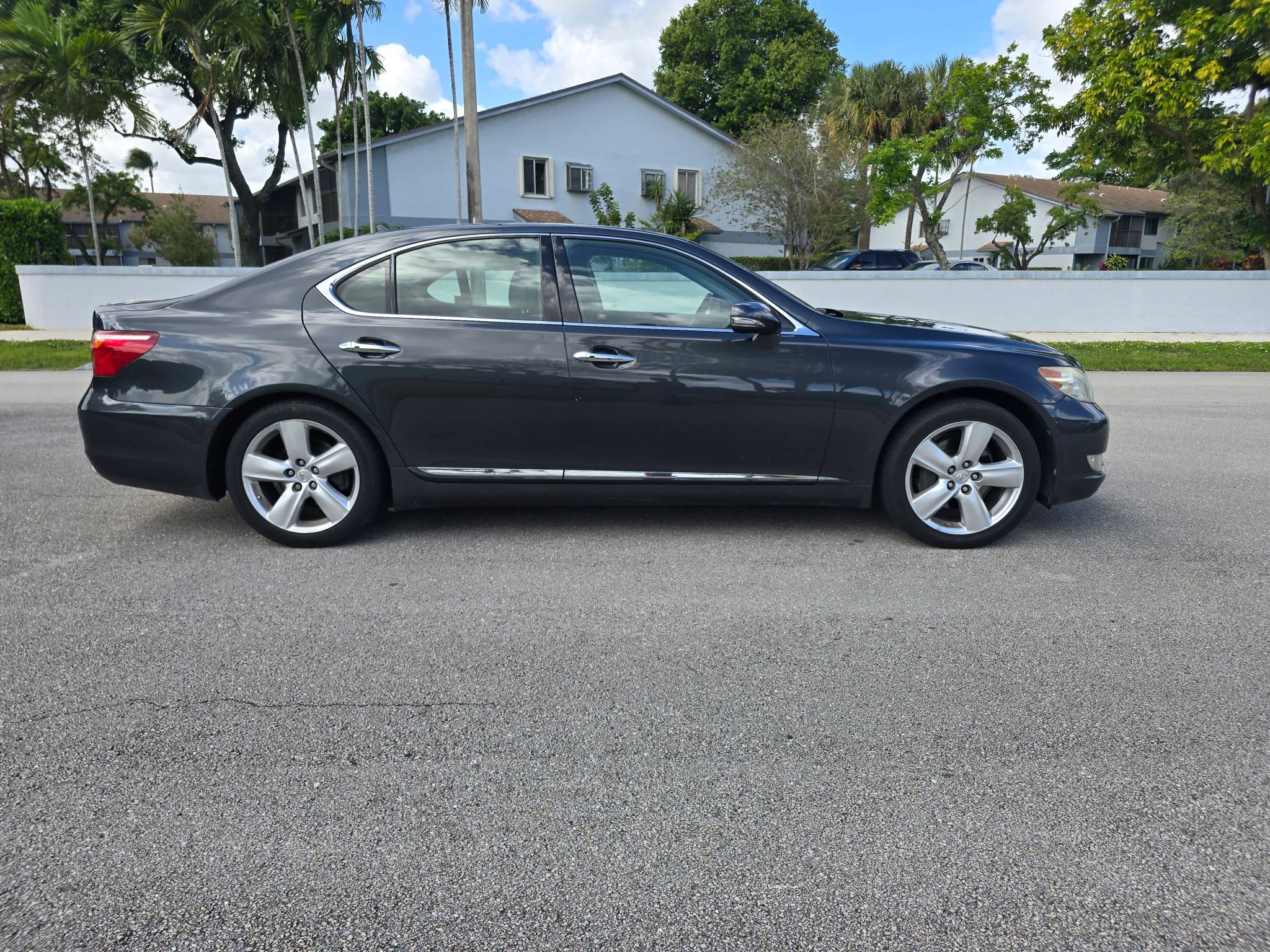 2010 Lexus LS 460 Base photo 4