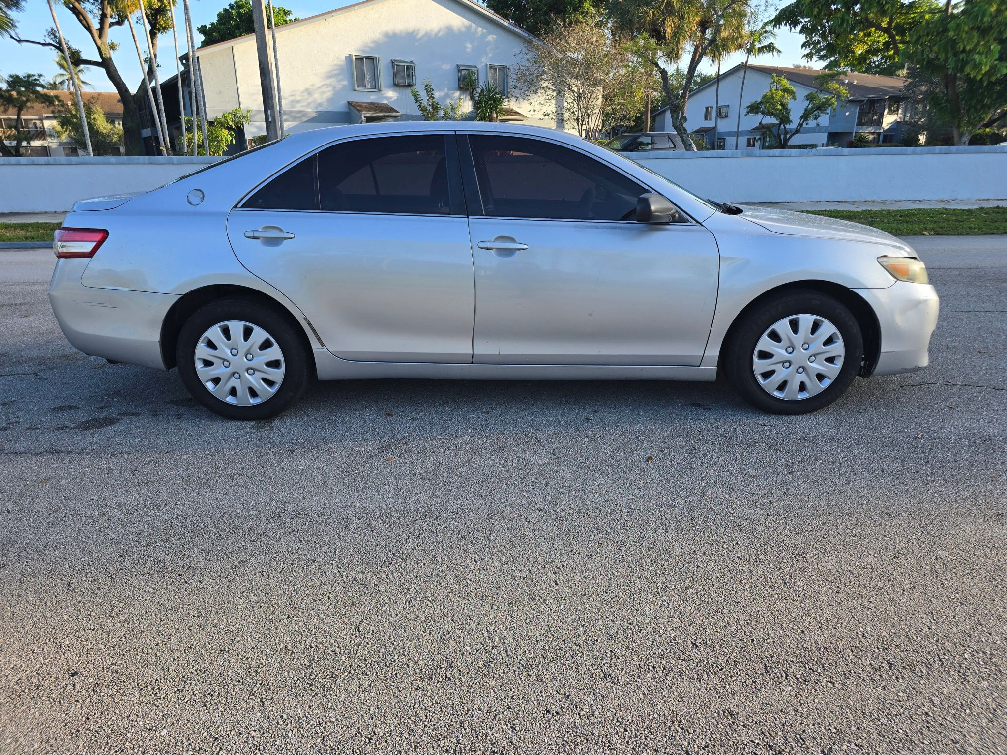 2011 Toyota Camry LE photo 3