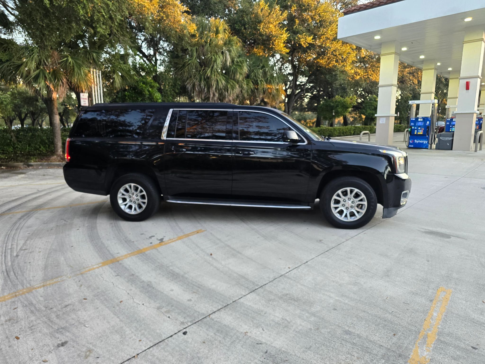 2017 GMC Yukon XL SLT photo 3